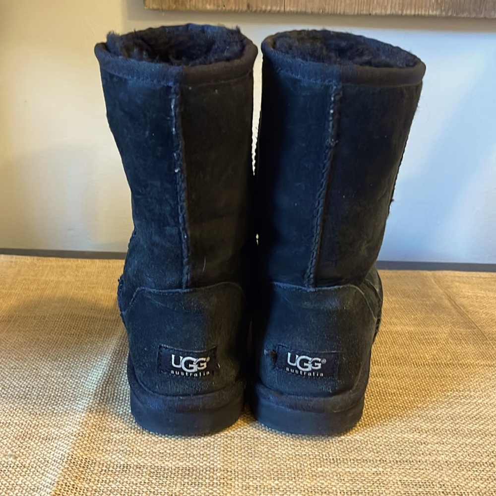 Ugg Classic Short boots. Authentic. Size 8. Great used condition.